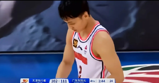 杜锋，你吼王少杰我不说你，吼黄荣奇我也不说你，吼张皓嘉我也不说你，你为什么吼徐杰