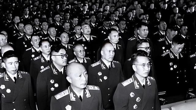 1955年大授衔时，3000多名老红军无法安排，毛主席只说了5个字
