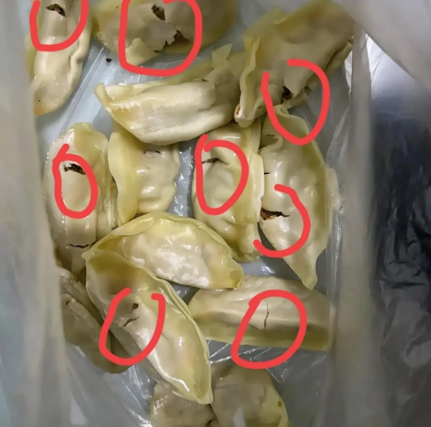一直信任的私房饺子老板，这次竟坑我。我点单时特意强调5分钟内取货，拿到家饺子全破