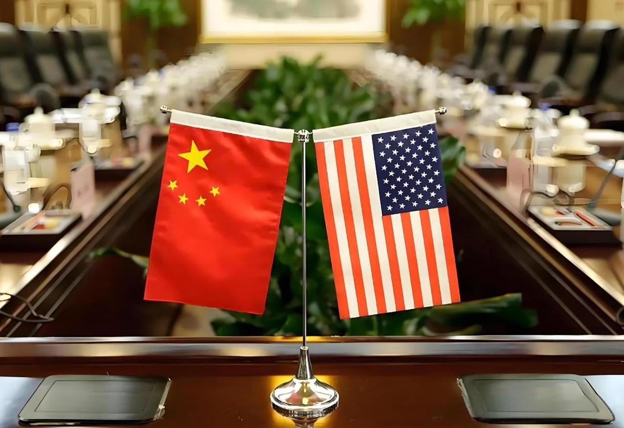 [微风]随着中国综合国力提升，中美之间的实力差距逐渐缩小，许多国家纷纷希望中美能