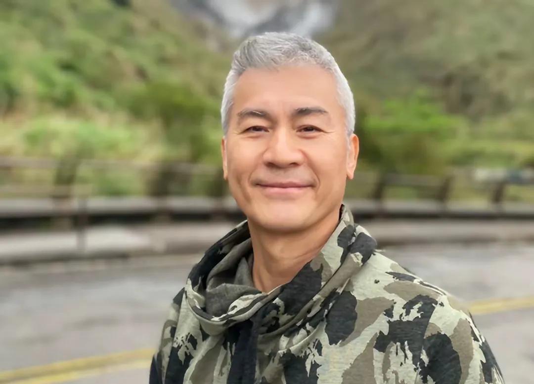 还记得这位童年男神吗？已满头白发常居美国
他早在八九十年代已经进入娱乐圈，凭借着
