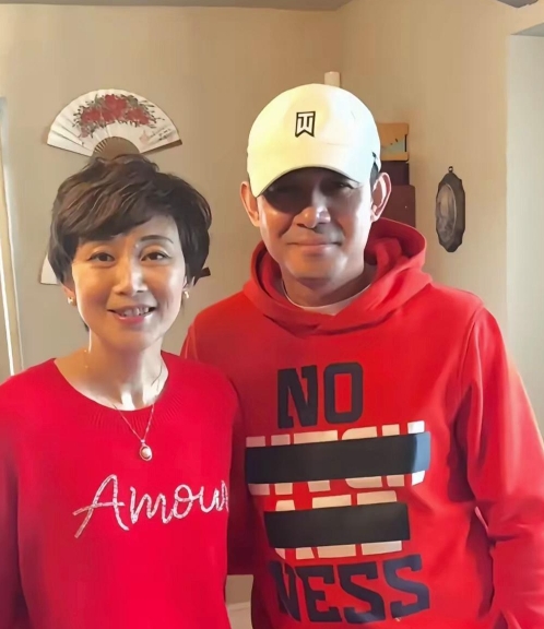 瞧这一对也老了啊！
我就说这一对这几年很少在大荧幕见到，原来是去美国定居了，怪不