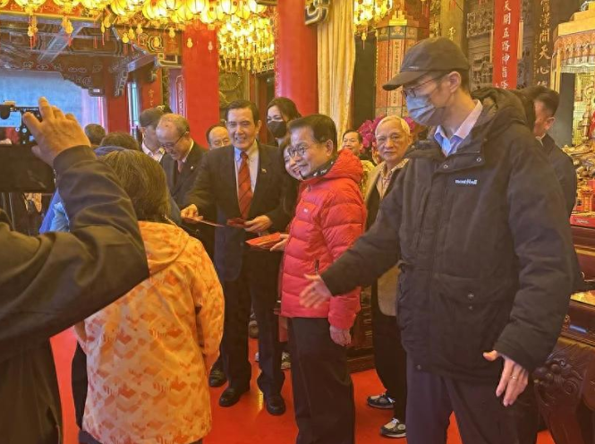 马英九萧美琴巧遇互动热络                            