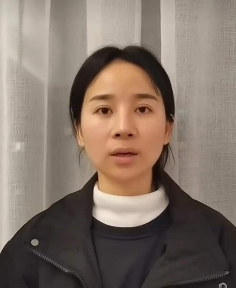 家暴男给过小谢一张亲属卡，额度才2000元，小谢只用它买了份8元小吃，家暴男就大