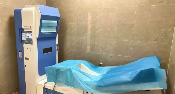 “冤不冤！”广东深圳，一女子到医院检查身体时被确诊慢性肠炎并在治疗室接受结肠水疗