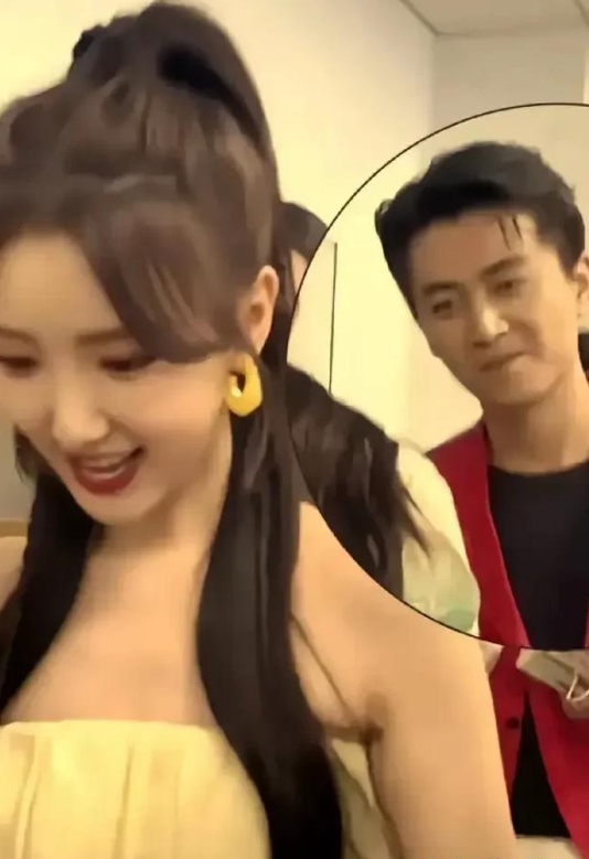 陈晓毛晓彤恋情曝光引热议，有人指责陈晓对陈妍希变脸快。娱乐圈俊男靓女多，拍戏易擦