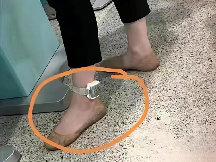   上午于超市排队结账之时，瞧见一位阿姨脚上戴着个类似手表的物件。起初，我并未