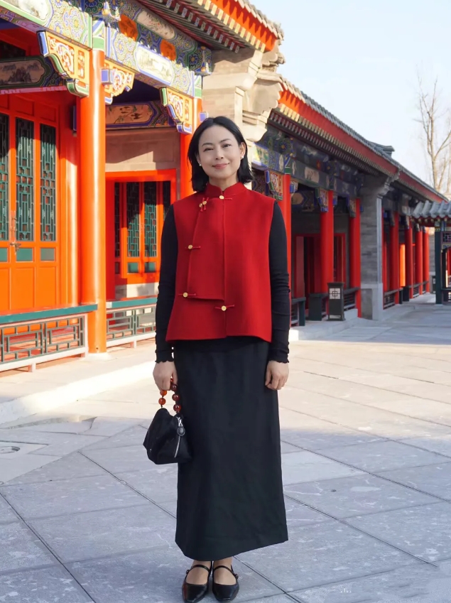 女儿给买的新中式马甲，这样穿真的好喜庆呀……

一开始还担心这大红色不好穿，会显