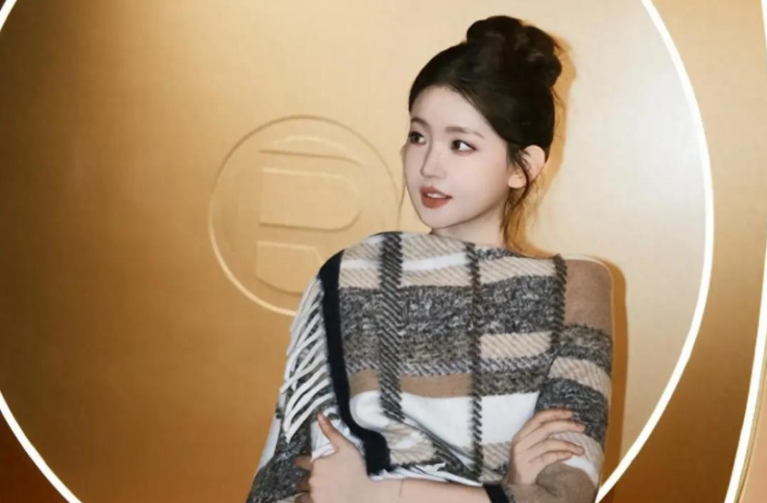 孟羽童是一位聪明且努力的年轻人，她因为参加《初入职场的我们》节目而受到董明珠的赏