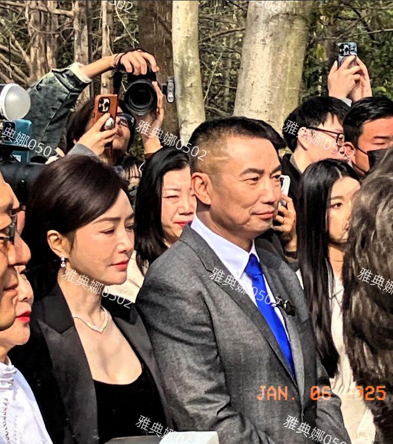 天啊，秦岚真人好幻灭，本人真的很老!
秦岚一直给人的印象都是年轻美丽性格温柔身材