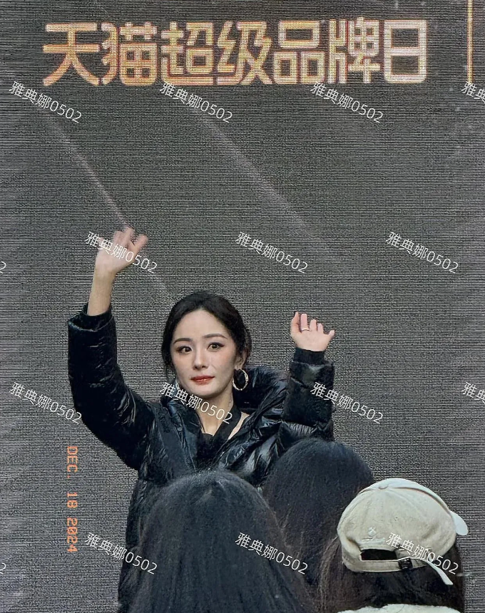 杨幂本人的脸垮的太厉害了不服老也不行了!太瘦了干干巴巴的，法令纹都快掉地上了，嘴
