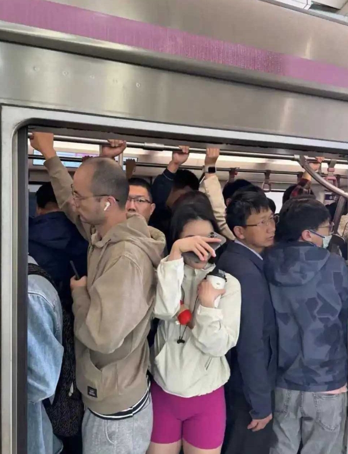 这是哪里的地铁这么拥挤，这感觉关不上门了已经
