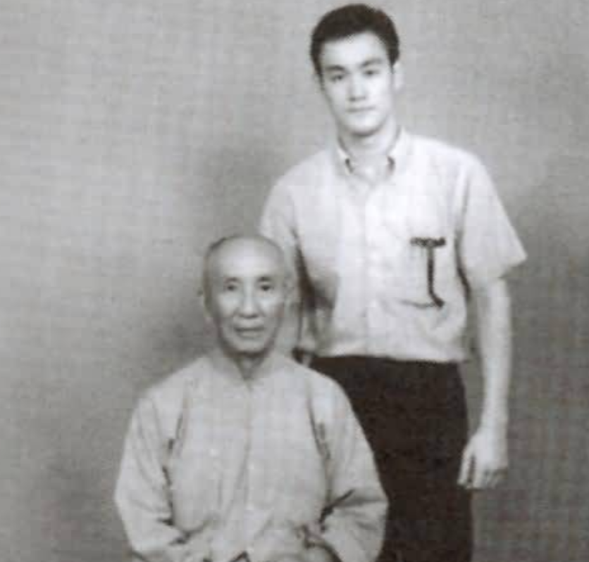那年，李小龙和武术指导黄家达一言不合便大打出手，黄家达是泰拳冠军，还担任过飞虎队