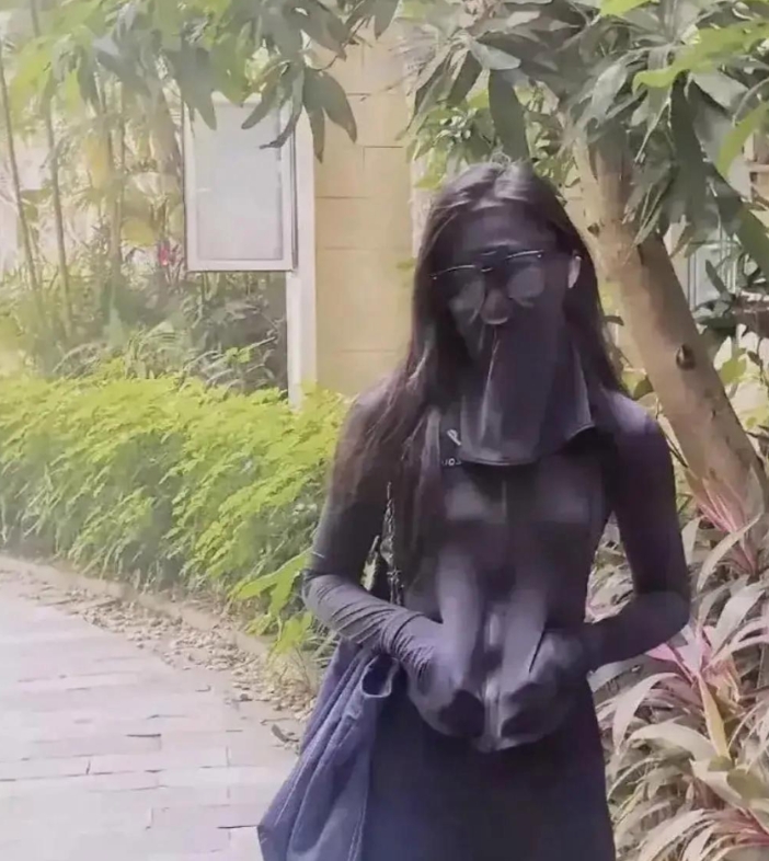一个暑假过去了，练车教练还是不知道我长什么样！
！哈哈哈哈 [大笑][大笑][大