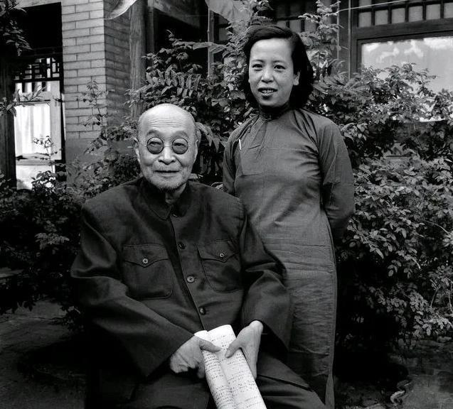 1923年，张宗昌小妾生病，请来名医施今墨。施今墨刚要写药方，却突然停下。张宗昌