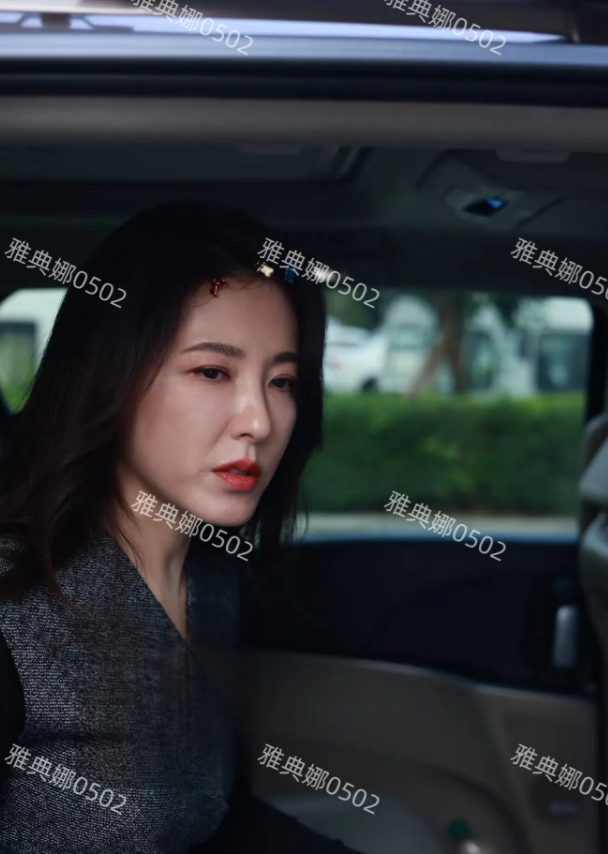 曾黎的美貌被高估了，本人并不年轻，也没有网上吹得那么漂亮，法令纹很重皮肤下垂的厉