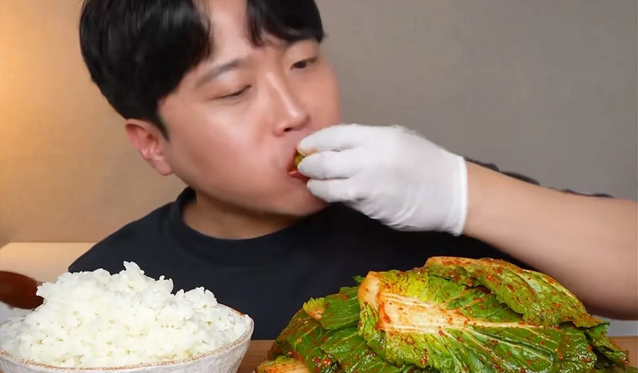 韩国的吃播太惨了！大米饭就大白菜叶！除此之外啥也没有！想想也是，毕竟现在韩国的物