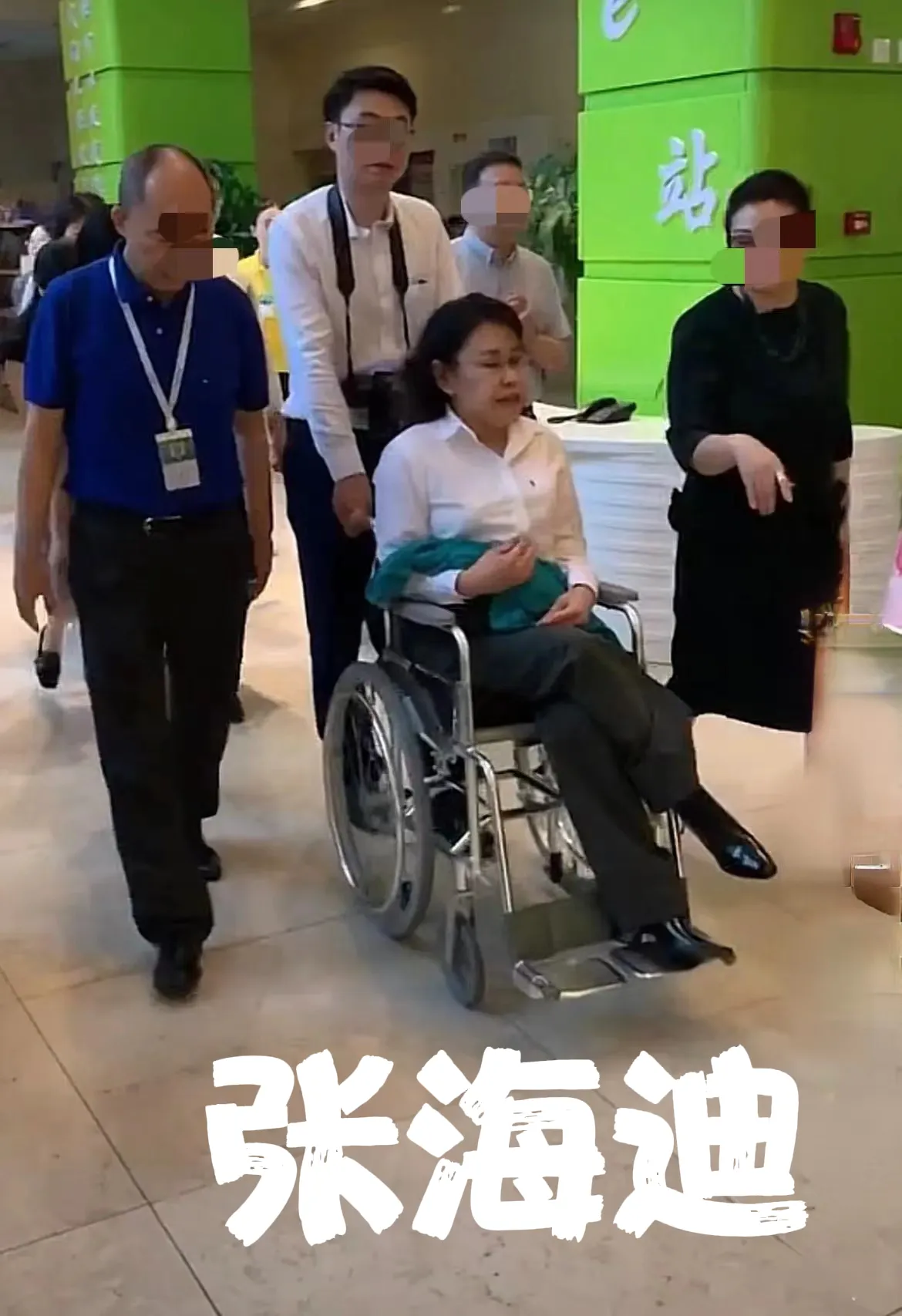上小学就号召学习张海迪精神……

现在我已经老了，张海迪却依然青春洋溢！

网友