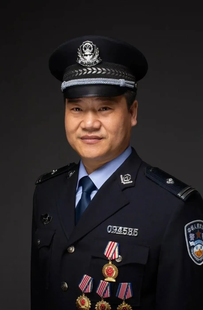悔不当初，跌落到人生低谷的“反诈老陈”——陈国平哭了！
“反诈老陈”原本是秦皇岛