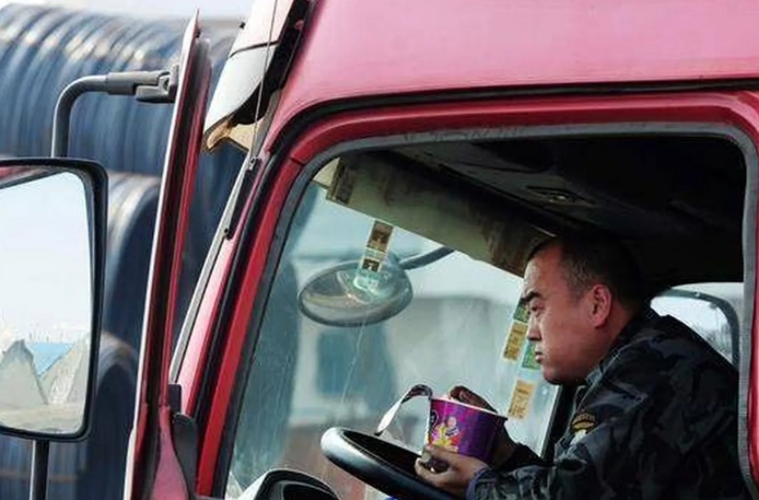 五一最感人的一幕：有一对夫妻，女的和闺蜜出门旅游，途中堵在高速上，正好看到老公的