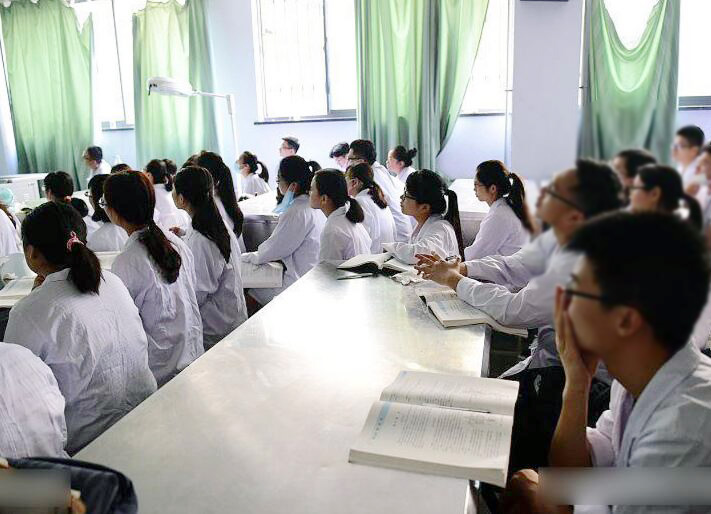 医学类专业包括临床医学、口腔医学、护理学等专业，其中临床医学是医学领域的核心专业