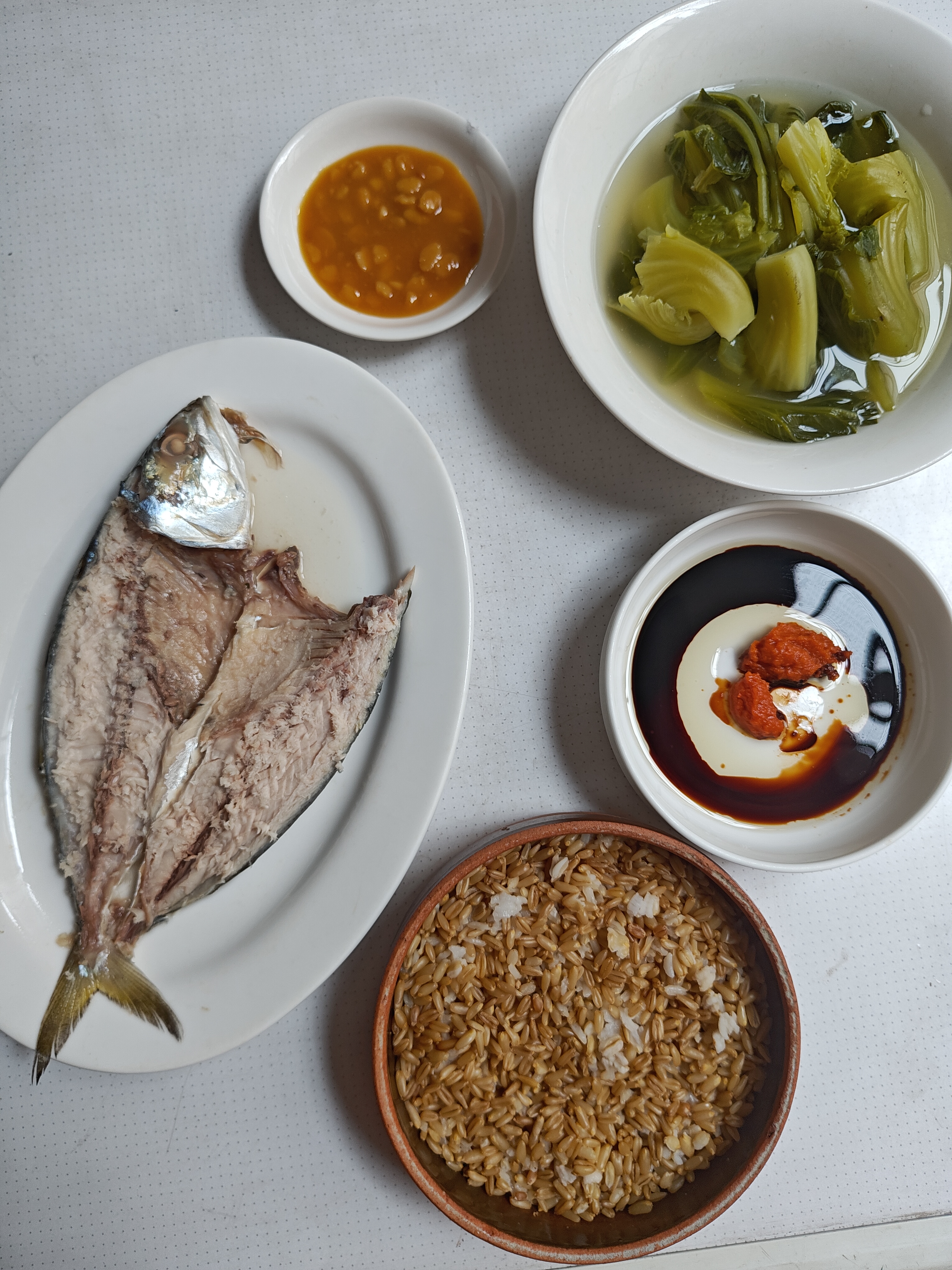午餐，白面巴浪鱼饭，蘸普宁豆酱，水煮芥菜，也做了蘸水，豉油辣椒酱花生油。还有三合