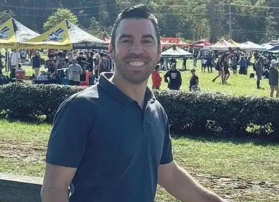 刺杀美国保险公司巨头的凶手落网，26岁的男子长相帅气，家庭优渥，甚至硕士毕业于常