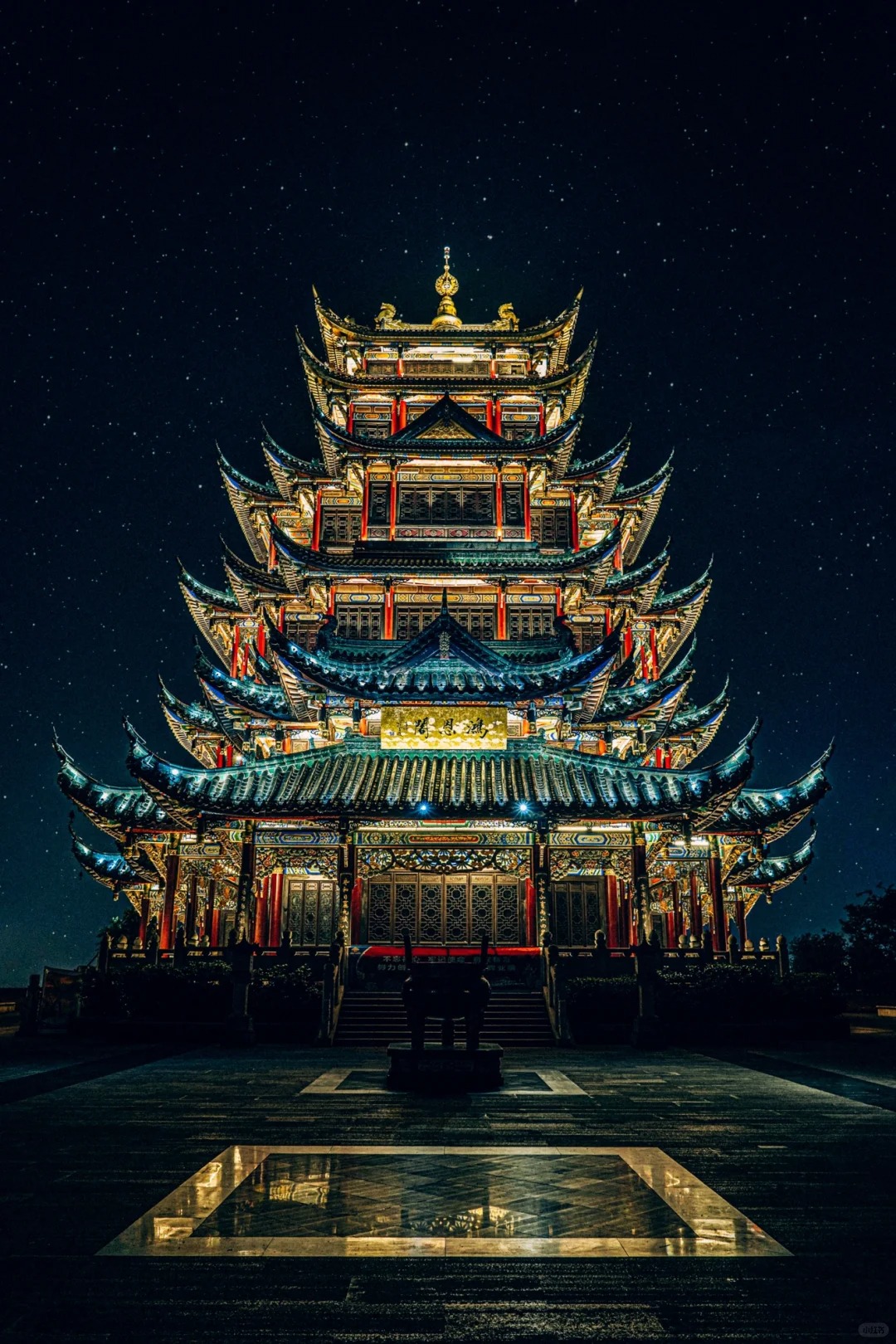 终于知道这种夜景扫街的色调怎么调了
📷 拍照时，避免过曝
🎨 后期稍微降低点