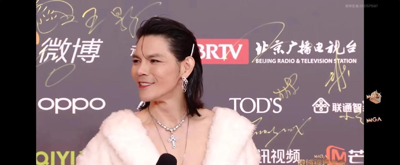 不是，向佐，你这样让郭碧婷有面子吗？
网友：这是穿了他妈妈的衣服，还是他老婆的？