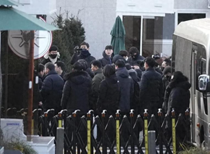 韩国大戏再升级！尹锡悦抗拒逮捕出动军队，中方这次表态有深意