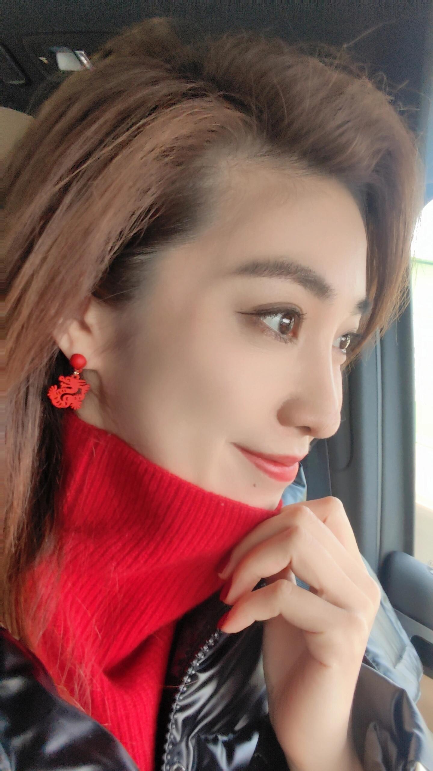 何卿，内地的女主持人