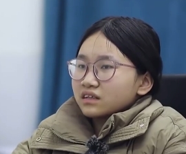14岁女孩连续8年背闺蜜上学