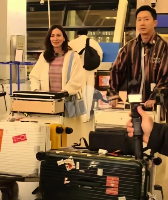新一季《妻子的浪漫旅行》又要开始录制了，看看他们在机场的路透照。
戚薇夫妇打扮很