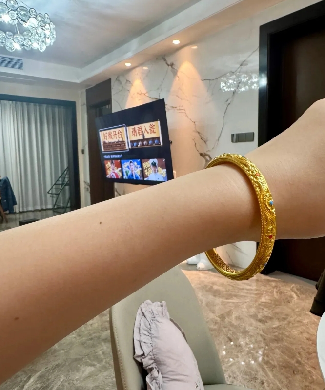 姐妹们，这是老公送我的新年手镯。可是老公也没带我去。圈口买大了。黄金又不能退换，