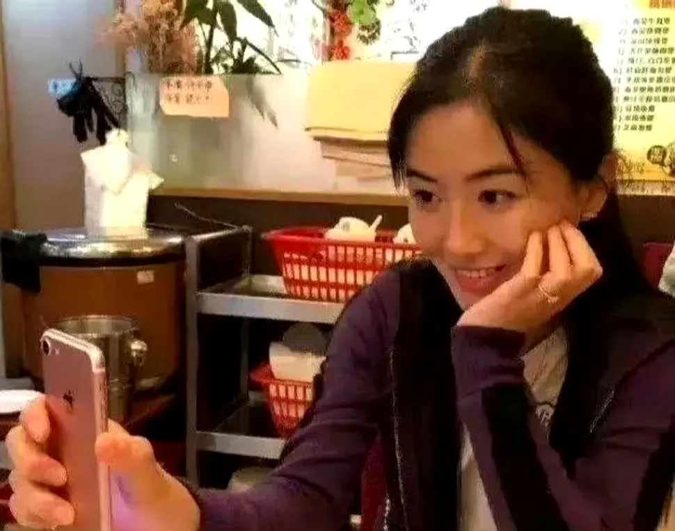 假如翟欣欣开庭后，听到真的会被关
她肯定会痛哭流涕，因为这3点：
1，她前3段婚