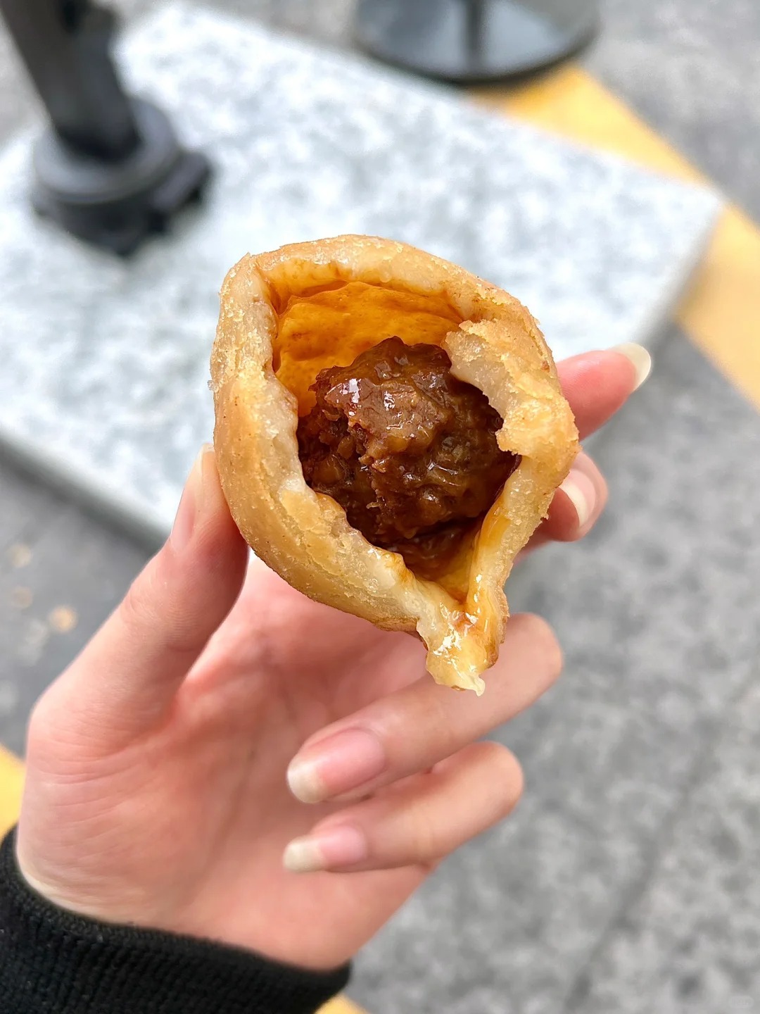 九年义务教育的子弹 终于打死我了
客人：Hello！Can I have a 卡