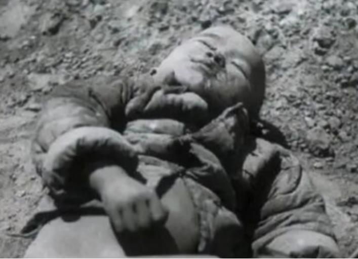 1937年4月15日，日本人押着王凤阁和他的妻子孩子去行刑，日本士兵要王凤阁下跪