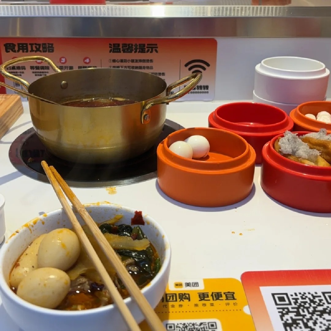真的很讨厌吃饭的时候碰到探店博主
和朋友在校门口吃转转小火锅，结果旁边是两个探店