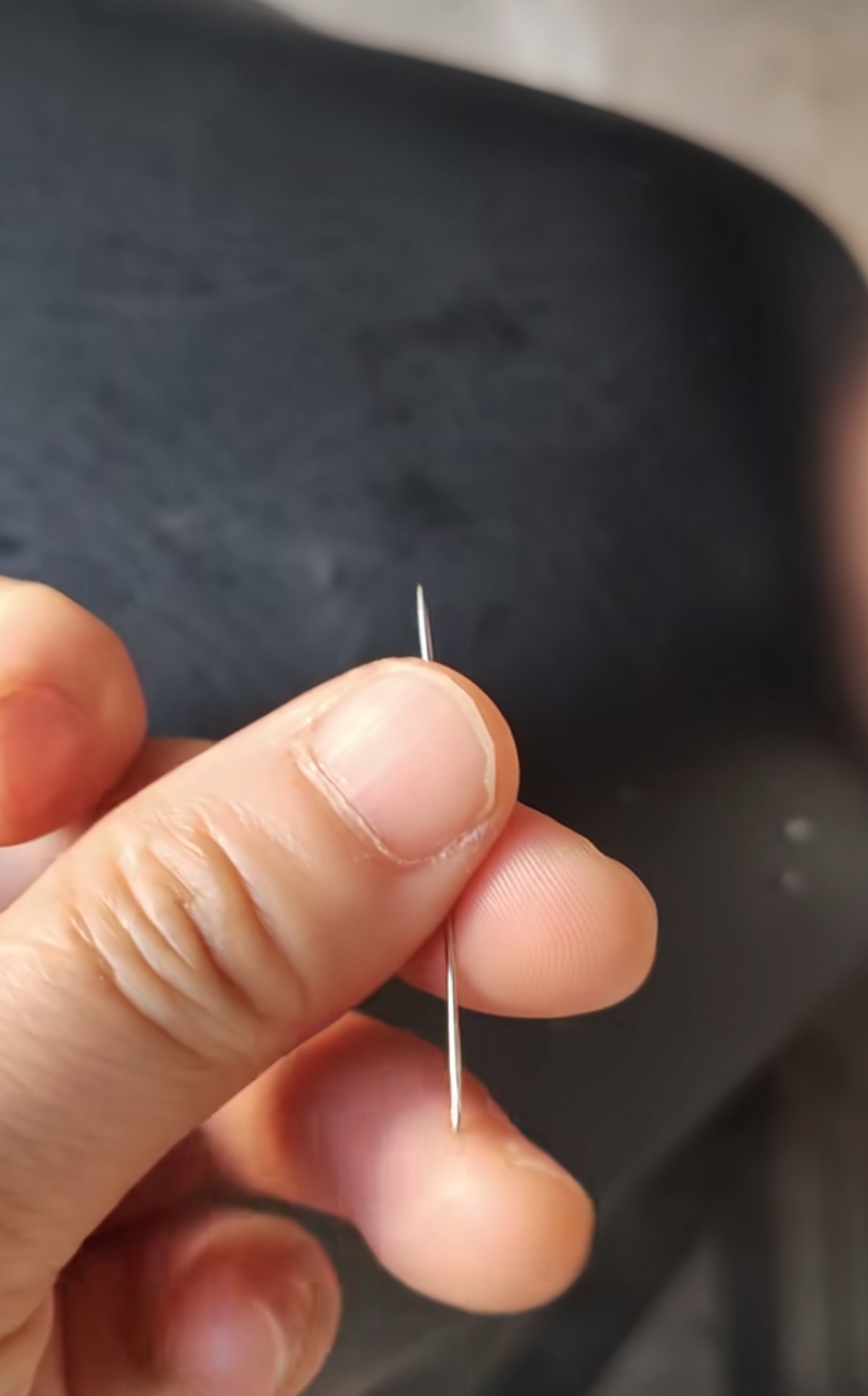 山东青岛一位女士发视频说自己的电动车坐垫被人放了钢针。
她早上上班骑电动车的时候