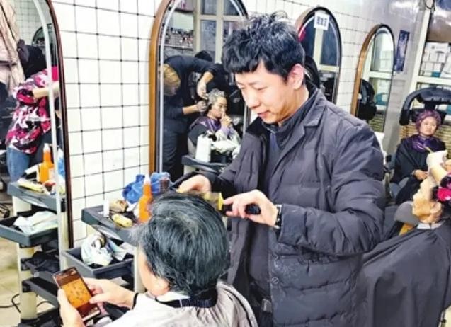 理发师二十年坚持十元理发

                          