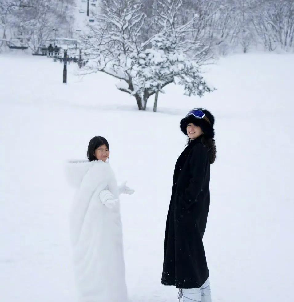 章子怡引发热议！
2月10日，章子怡突然引发了热议，起因是她带着女儿醒醒去玩雪了
