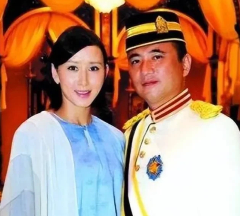 妻子的浪漫旅行》中，胡静大方公开老公朱兆祥从事殡葬行业 。朱兆祥自我介绍时坦然直
