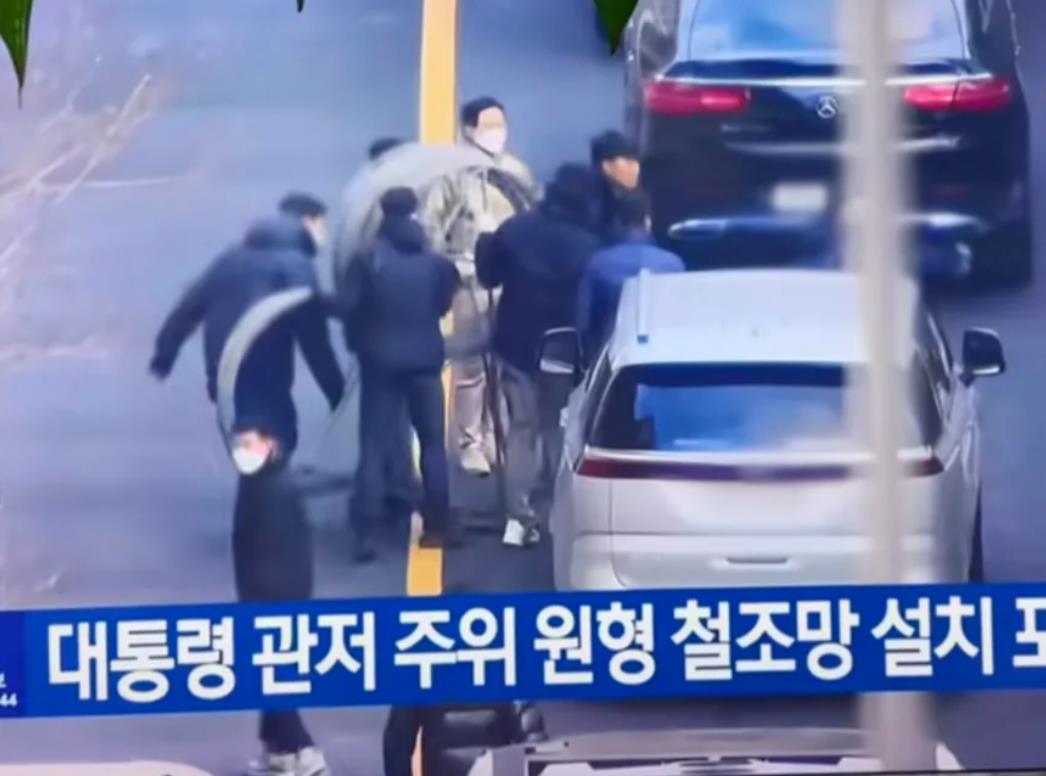 尹锡悦的住所安保级别升级了。为了防止其他人员进入，尹锡悦的总统警卫队开始安排大量