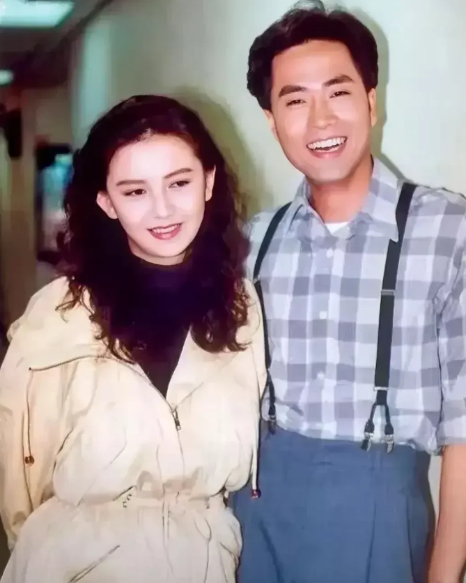 一个开怀大笑，一个温柔小意，此时的他们情正浓。
谁曾想到，都已给干妈沈殿霞敬过“