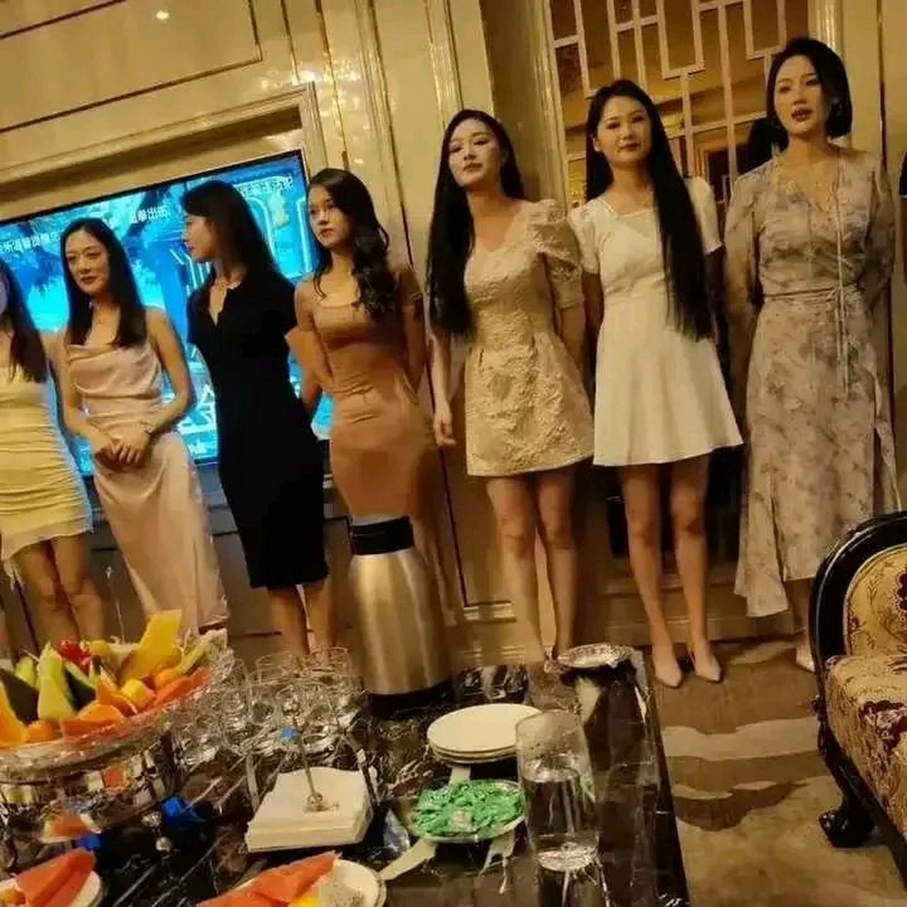 “白嫖了几年？”江西赣州，一男子和妻子结婚后，开了一家KTV，找了很多年轻漂亮的