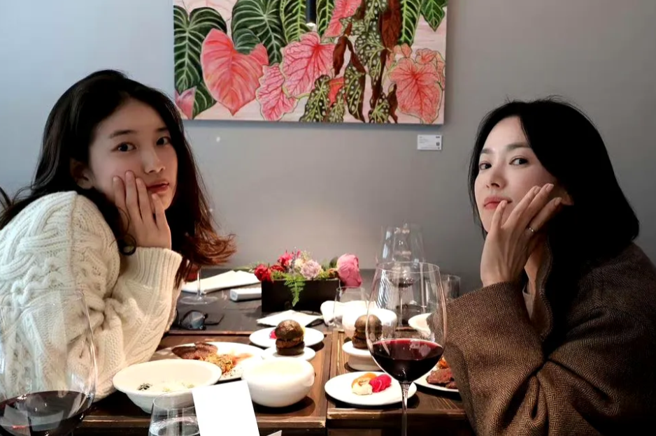 宋慧乔、裴秀智相约吃饭，两人都是韩国出名的天然美女，皮肤好长得漂亮。
宋慧乔是整