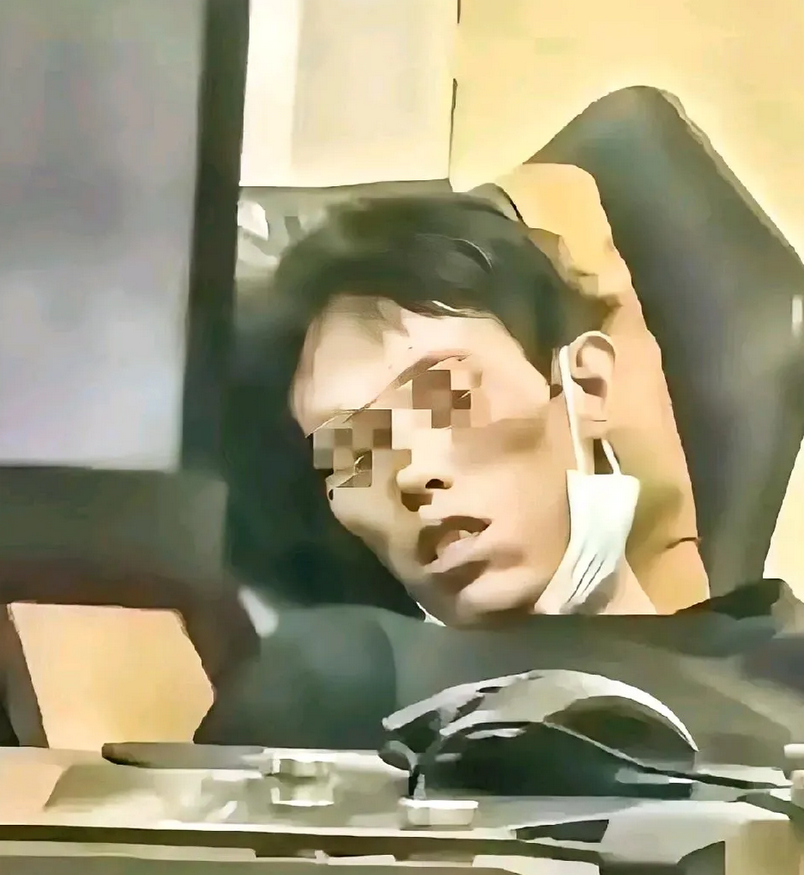 穷小伙对游戏痴迷程度不亚于网吧大神，武汉年轻小伙入住网吧一坐就是三年时间，吃喝拉