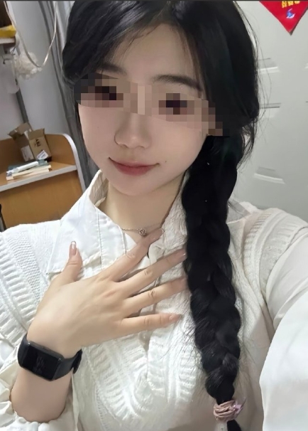 “医学生死在医学院”这条消息骇人听闻，花儿一样的年纪，生命刹那间消逝，

这一刻