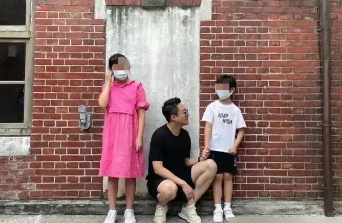 大S和汪小菲真是有意思，之前汪小菲带着一双儿女在台湾玩耍，累了之后找休息的地方没