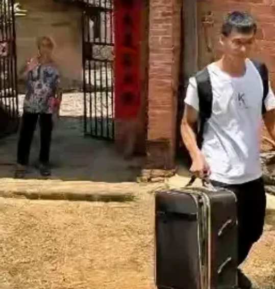 唐尚珺必定会中途退学，不信可以打赌。关于唐尚珺这个人，我有几个疑问？
第一，19